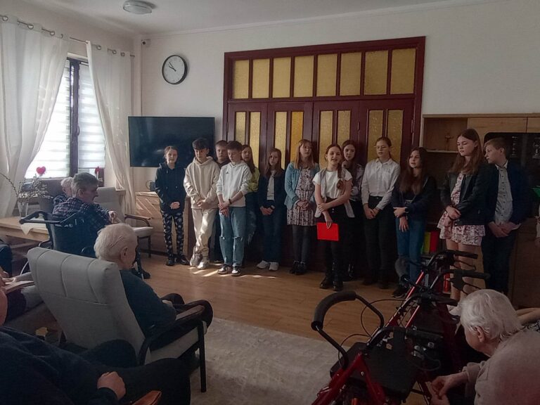 Występ artystyczny uczniów ze Szkoły Podstawowej w Rząśni.