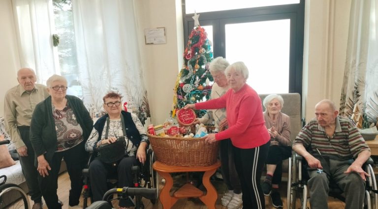 Miejskie Przedszkole w Działoszynie z prezentami dla Seniorów