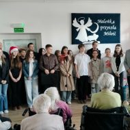 Więcej o: Nasi przyjaciele ze szkół z Kiełczygłowa i Chorzewa wraz z dyrekcją z pięknymi prezentami i cudownym przedstawieniem świątecznym