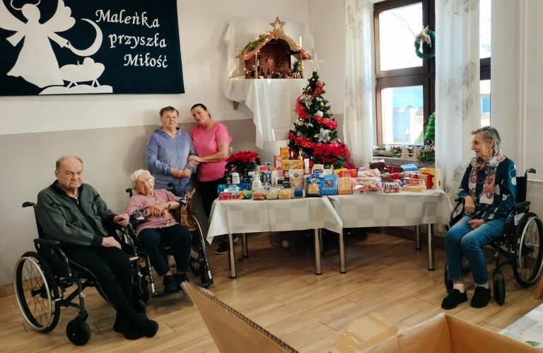 Szkoła Podstawowa im św. Jana Pawła II w Działoszynie z prezentami dla Nas